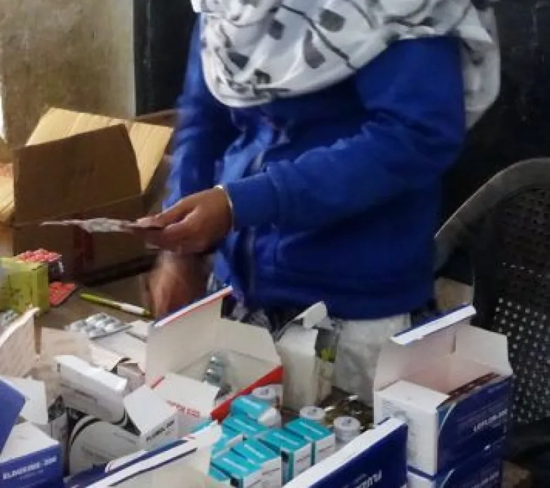 Una de las beneficiarias organiza los medicamentos- Foto Rocio Bonet/Manos Unidas
