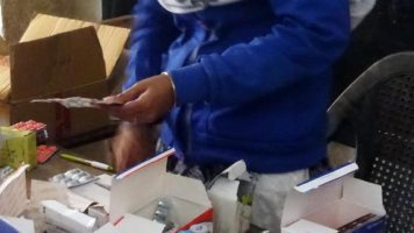 Una de las beneficiarias organiza los medicamentos- Foto Rocio Bonet/Manos Unidas