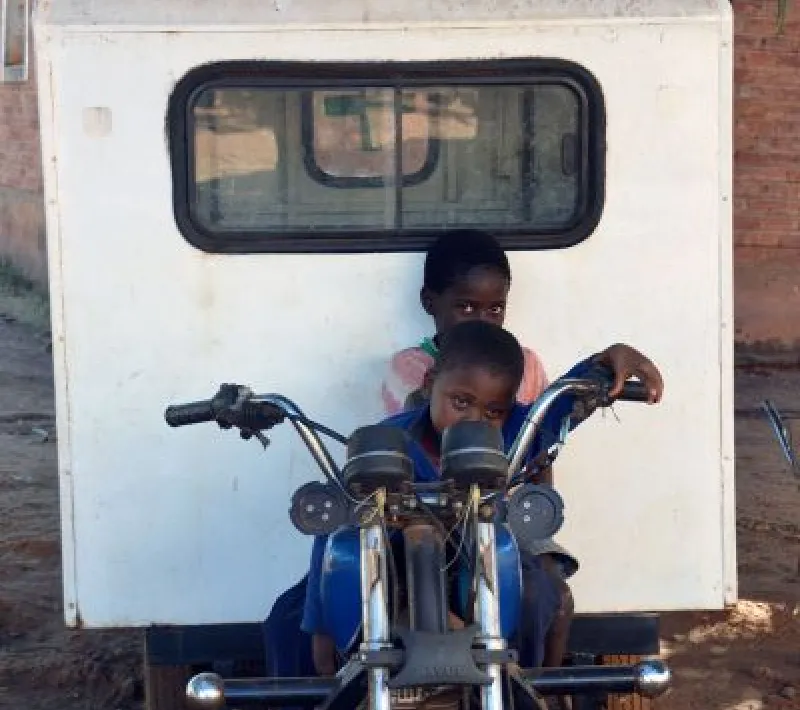Unos niños en una ambulancia del Hospital Kapiri (Mtengo)  Malawi. Foto. Manos Unidas