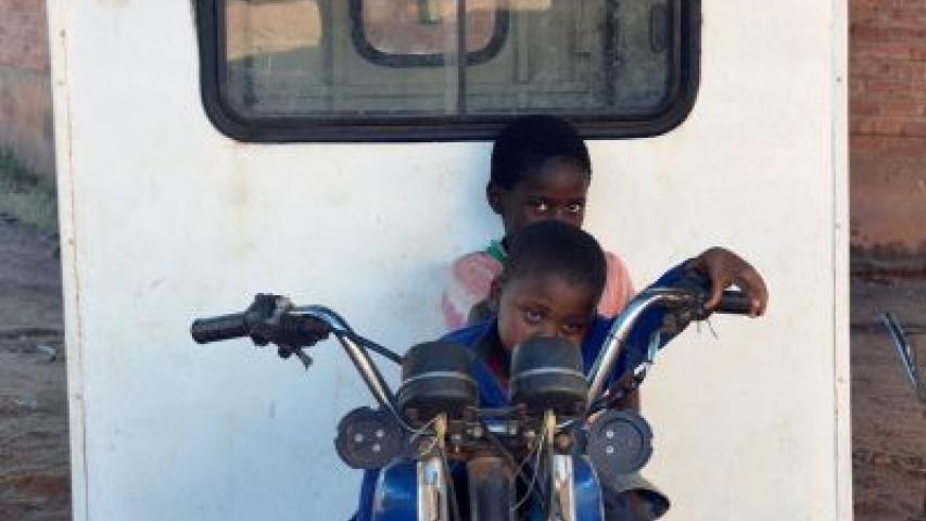 Unos niños en una ambulancia del Hospital Kapiri (Mtengo)  Malawi. Foto. Manos Unidas