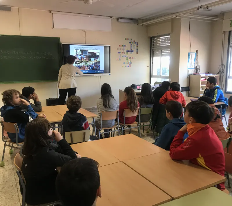 Patricia con los alumnos de primaria CEIP El Doncel.
