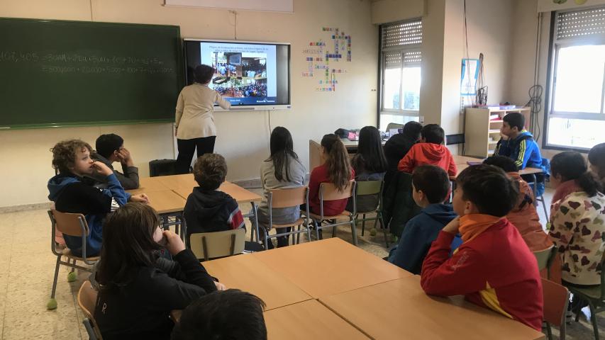 Patricia con los alumnos de primaria CEIP El Doncel.