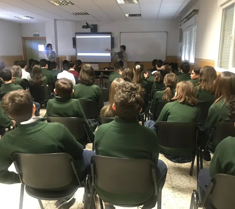 Patricia con alumnos del colegio Santa Cruz.