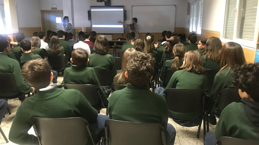 Patricia con alumnos del colegio Santa Cruz.