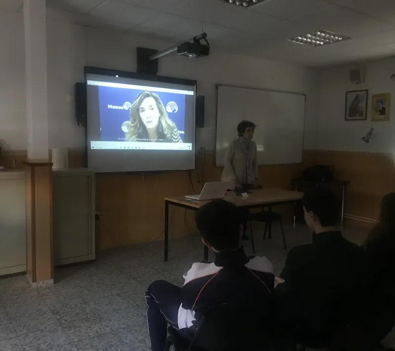Patricia con alumnos del colegio Santa Cruz.