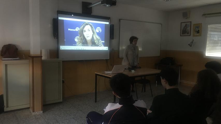 Patricia con alumnos del colegio Santa Cruz.