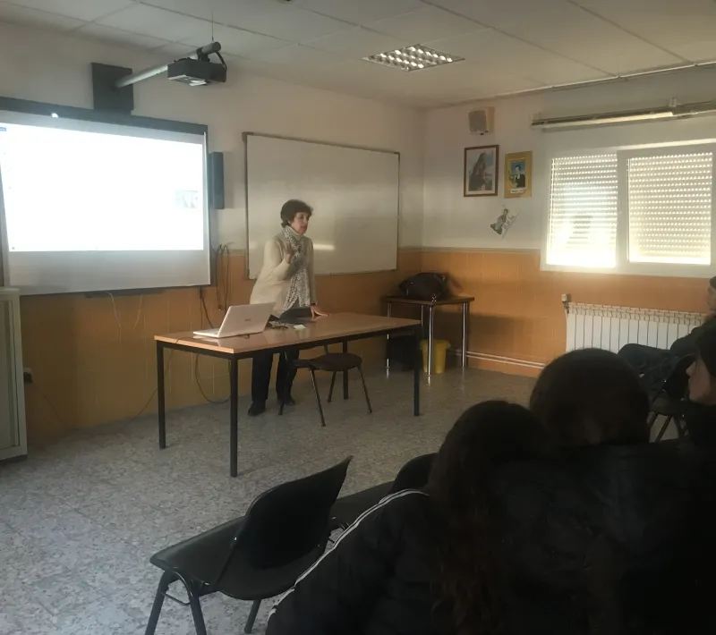 Patricia con alumnos del colegio Santa Cruz.