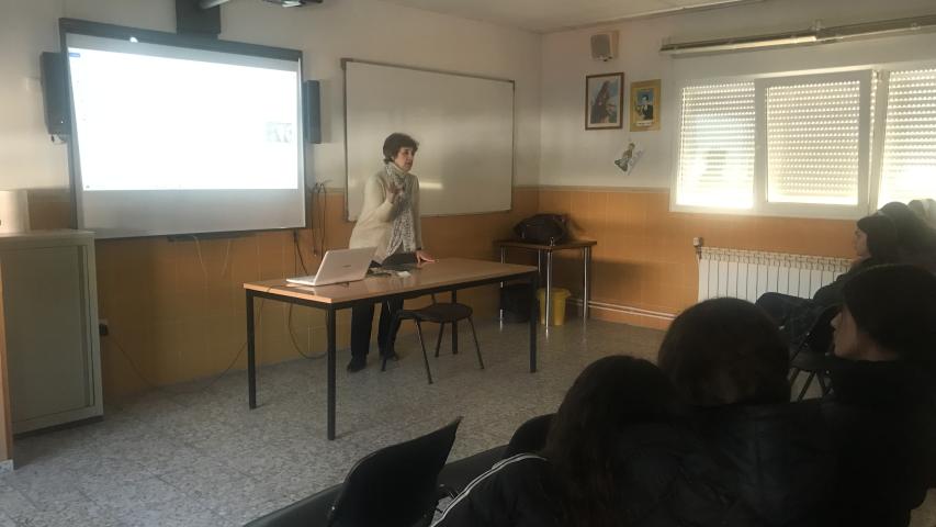 Patricia con alumnos del colegio Santa Cruz.
