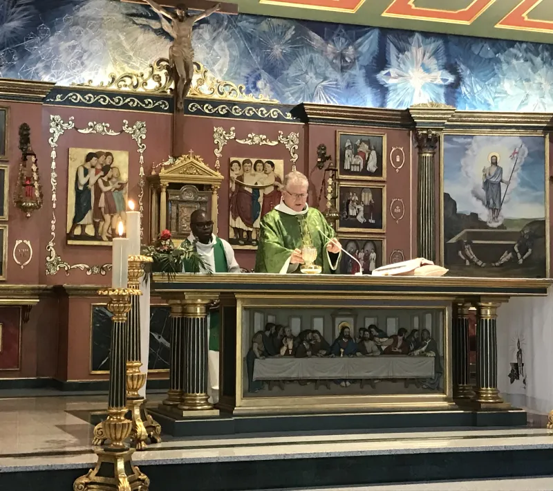 San Juan de Ávila. Celbrando el sacerdote Philippe Muhindo del Congo, y el párroco.
