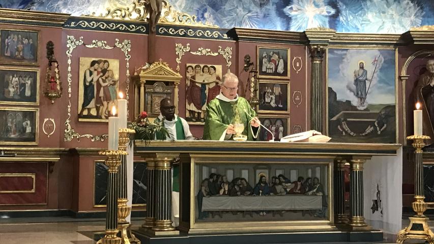 San Juan de Ávila. Celbrando el sacerdote Philippe Muhindo del Congo, y el párroco.