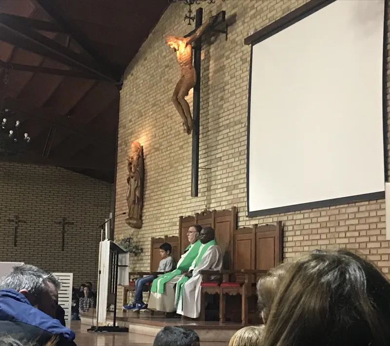 Santísimo Sacramento. Celebrando el sacerdote Philippe Muhindo del Congo, y el párroco.