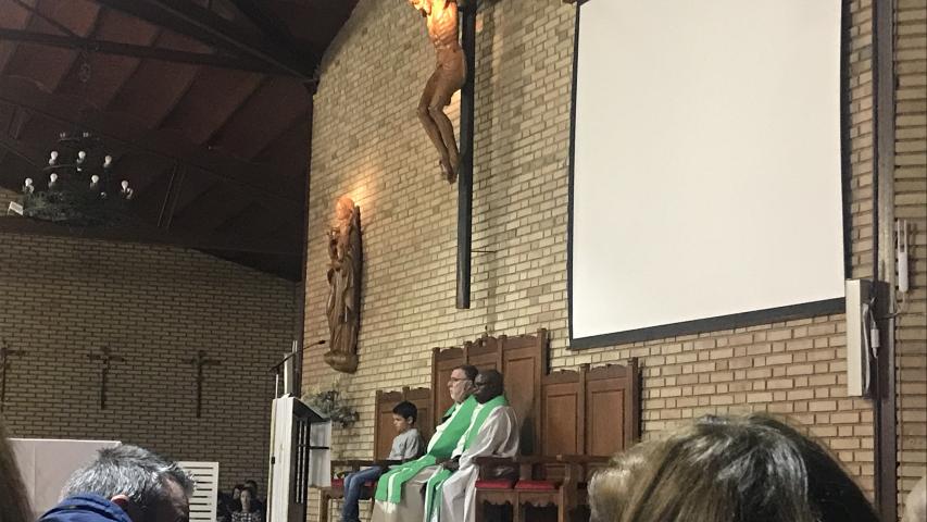 Santísimo Sacramento. Celebrando el sacerdote Philippe Muhindo del Congo, y el párroco.