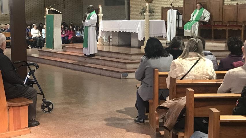 Satísimo Sacramento. Homilía del sacerdote Philippe Muhindo del Congo