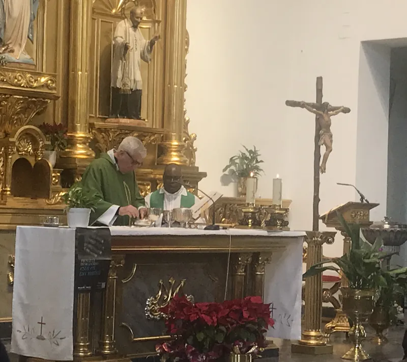 San Juan de la Cruz. Celebrando el sacerdote Philippe Muhindo del Congo, y el párroco.