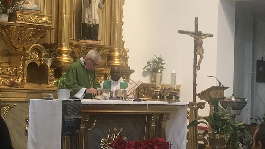 San Juan de la Cruz. Celebrando el sacerdote Philippe Muhindo del Congo, y el párroco.