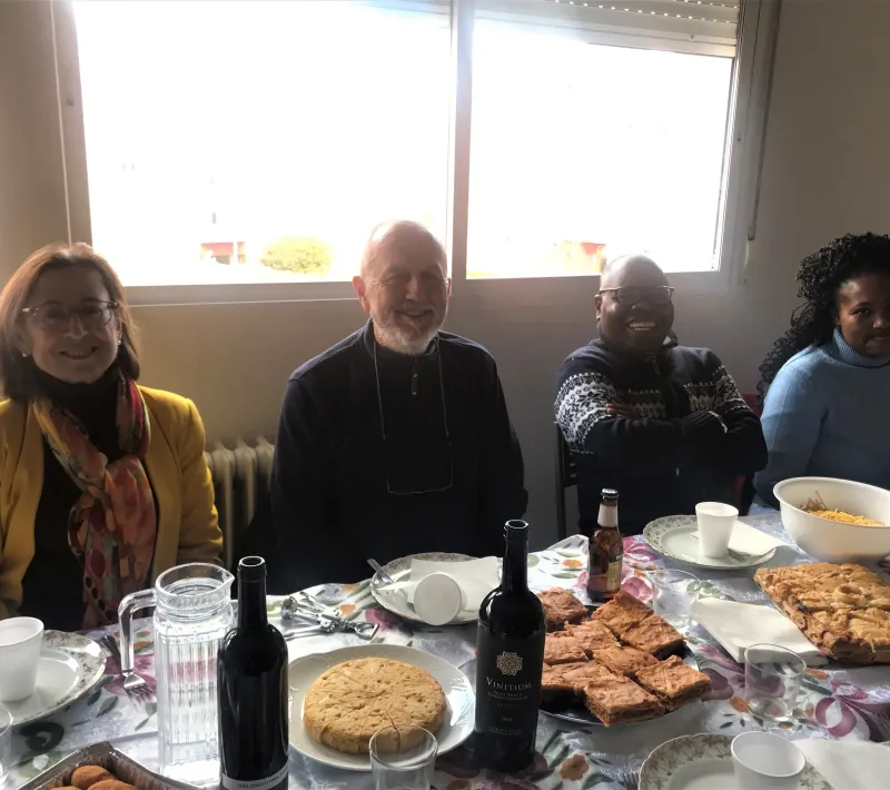Comida con los misioneros y voluntarios de Manos Unidas.