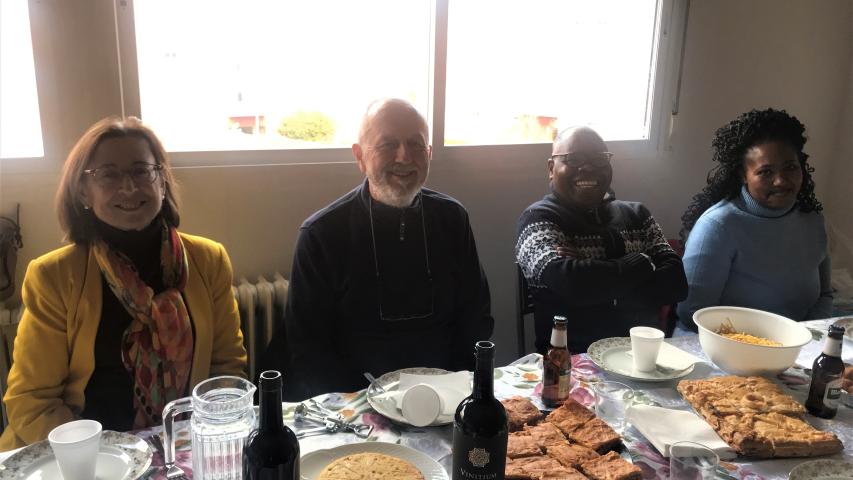 Comida con los misioneros y voluntarios de Manos Unidas.
