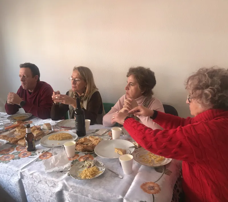 Comida con los misioneros y voluntarios de Manos Unidas.