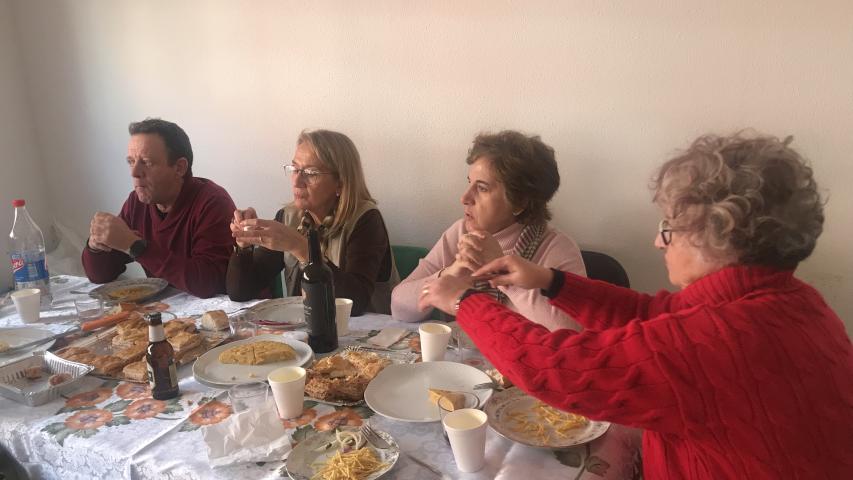 Comida con los misioneros y voluntarios de Manos Unidas.