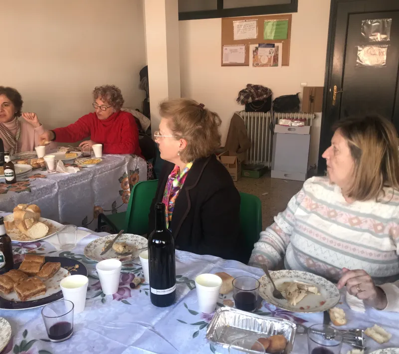 Comida con los misioneros y voluntarios de Manos Unidas.
