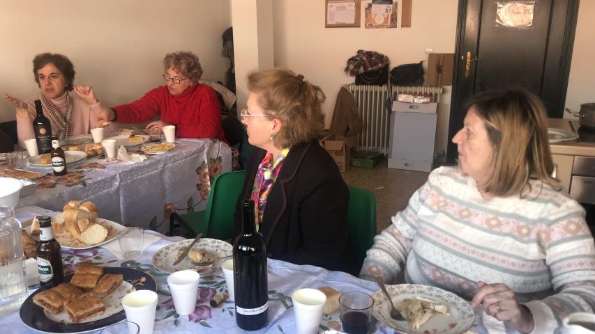 Comida con los misioneros y voluntarios de Manos Unidas.