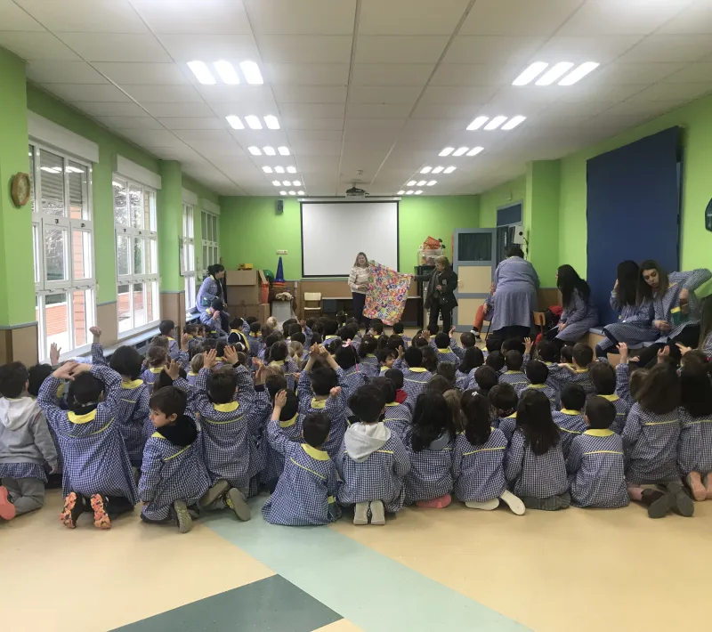 Pilar Simón y Elvira Carretero con los alumnos de infantil del colegio Salesiano.