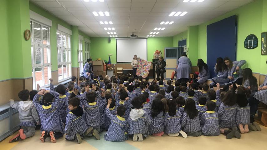 Pilar Simón y Elvira Carretero con los alumnos de infantil del colegio Salesiano.