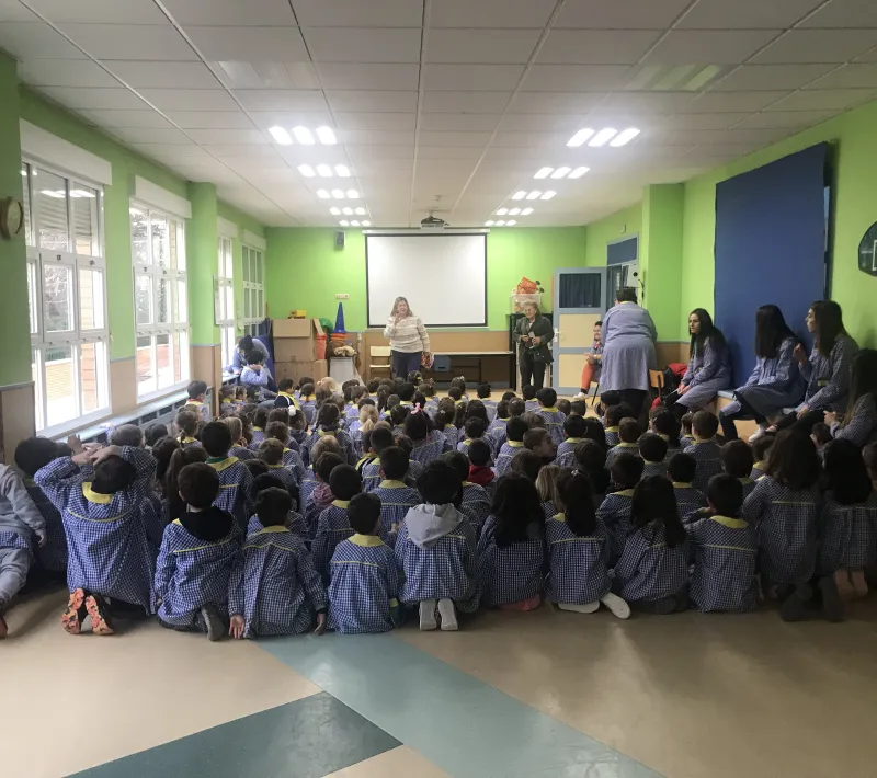 Pilar Simón y Elvira Carretero con los alumnos de infantil del colegio Salesiano.