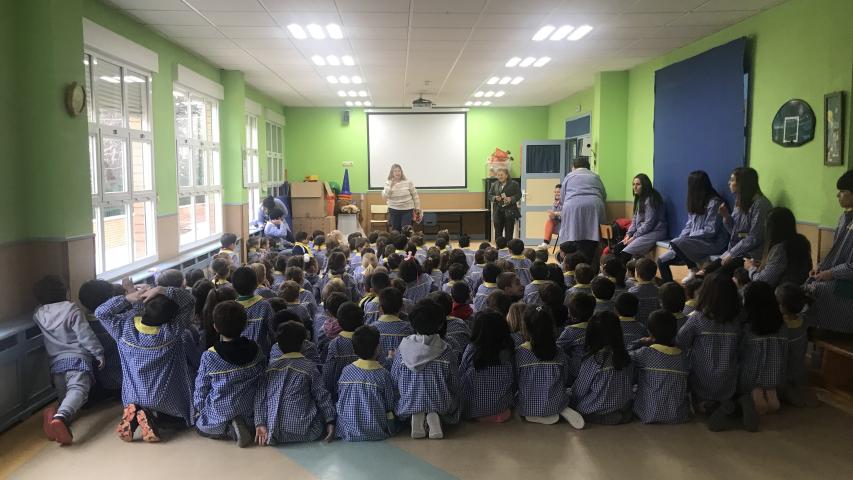 Pilar Simón y Elvira Carretero con los alumnos de infantil del colegio Salesiano.