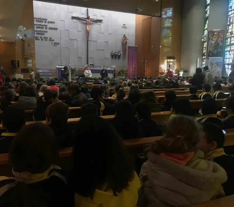 Pilar Simón con los alumnos de la ESO del colegio Salesiano.