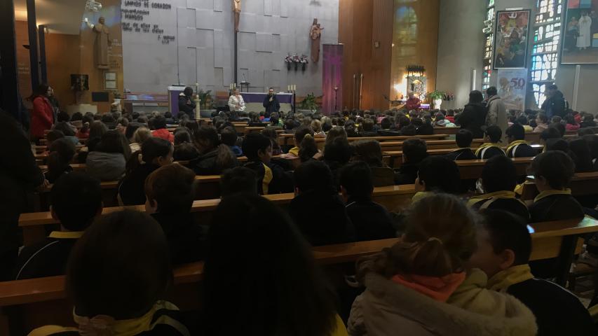 Pilar Simón con los alumnos de la ESO del colegio Salesiano.