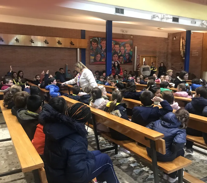 Pilar Simón con los alumnos de la ESO del colegio Salesiano.