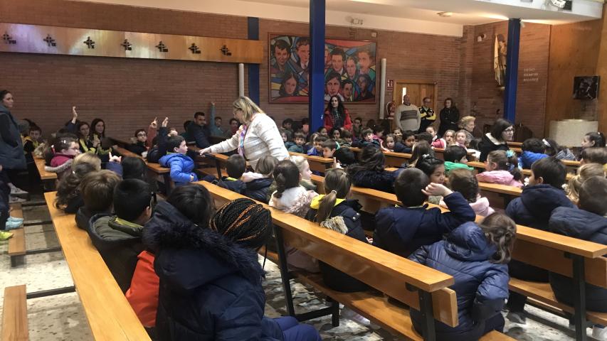 Pilar Simón con los alumnos de la ESO del colegio Salesiano.