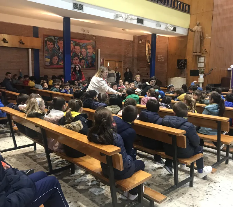 Pilar Simón con los alumnos de la ESO del colegio Salesiano.