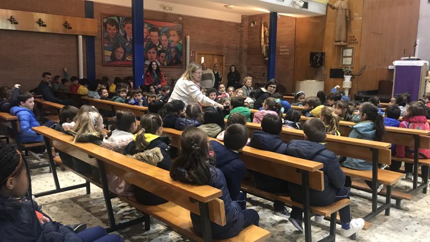 Pilar Simón con los alumnos de la ESO del colegio Salesiano.