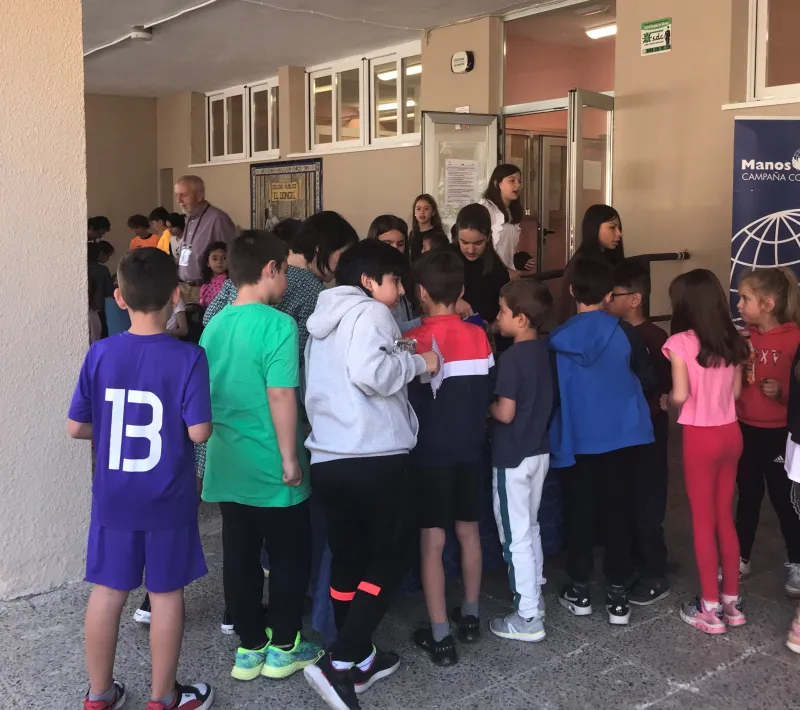 Alumnos tomando el pan y aceite.