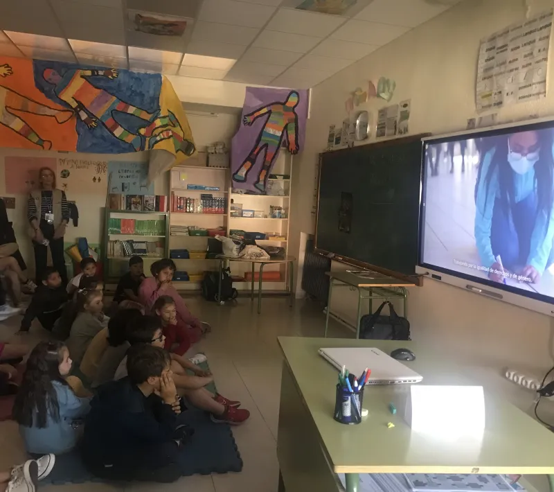 Visita colegio Cogolludo. Elena Garvía de Manos Unidas