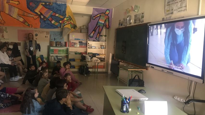Visita colegio Cogolludo. Elena Garvía de Manos Unidas