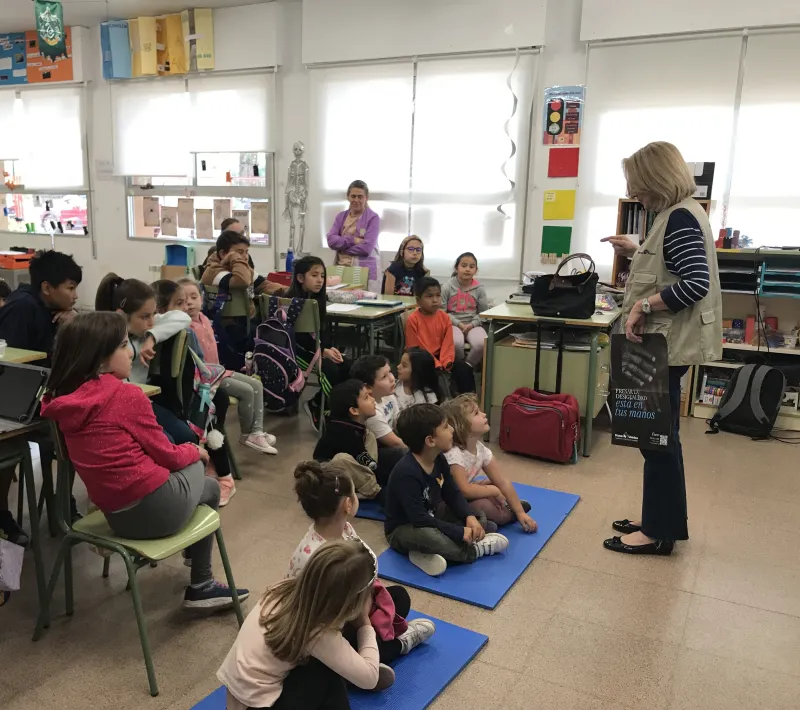 Visita colegio Espinosa de Henares. Elena Garvía de Manos Unidas