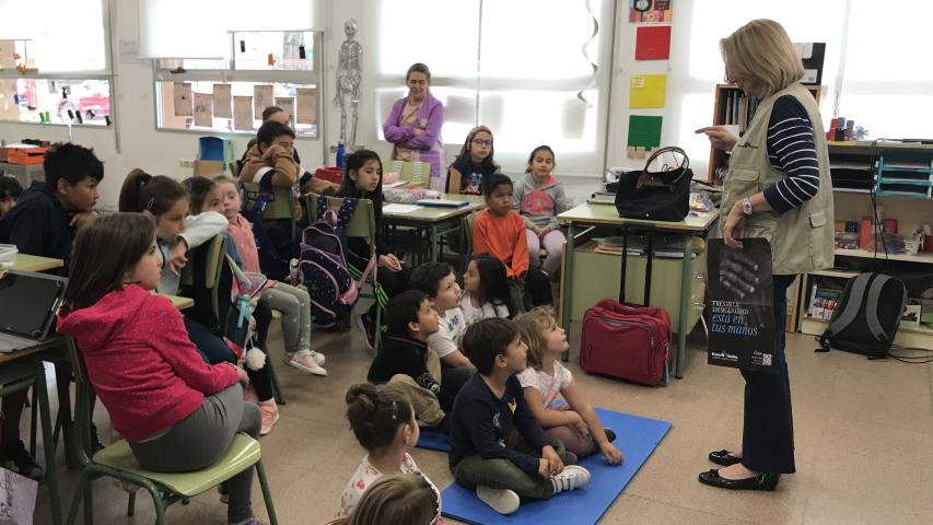 Visita colegio Espinosa de Henares. Elena Garvía de Manos Unidas