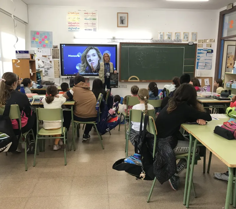 Visita colegio Espinosa de Henares. Elena Garvía de Manos Unidas
