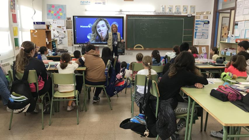 Visita colegio Espinosa de Henares. Elena Garvía de Manos Unidas