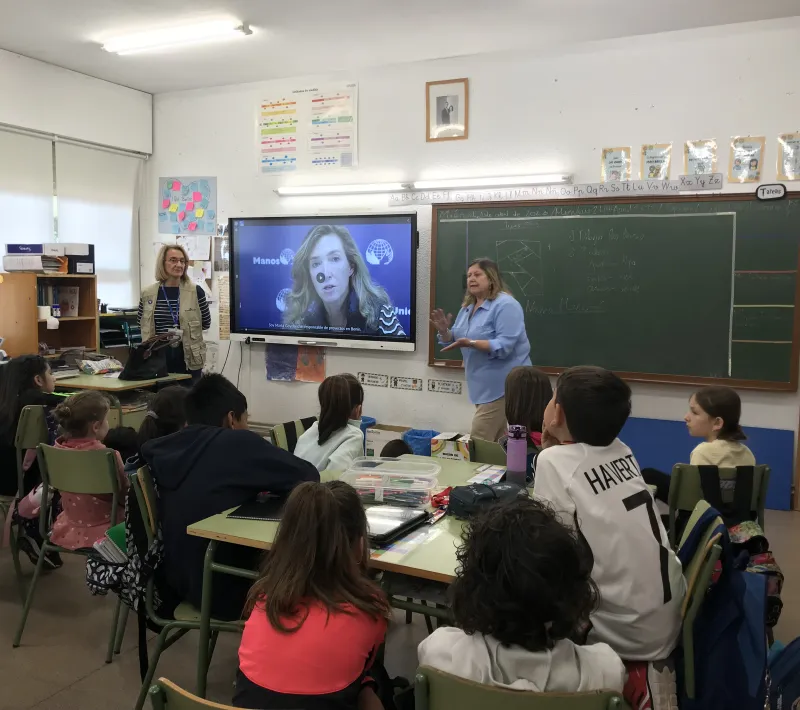 Visita colegio Espinosa de Henares. Elena Garvía y Pilar Simón de Manos Unidas