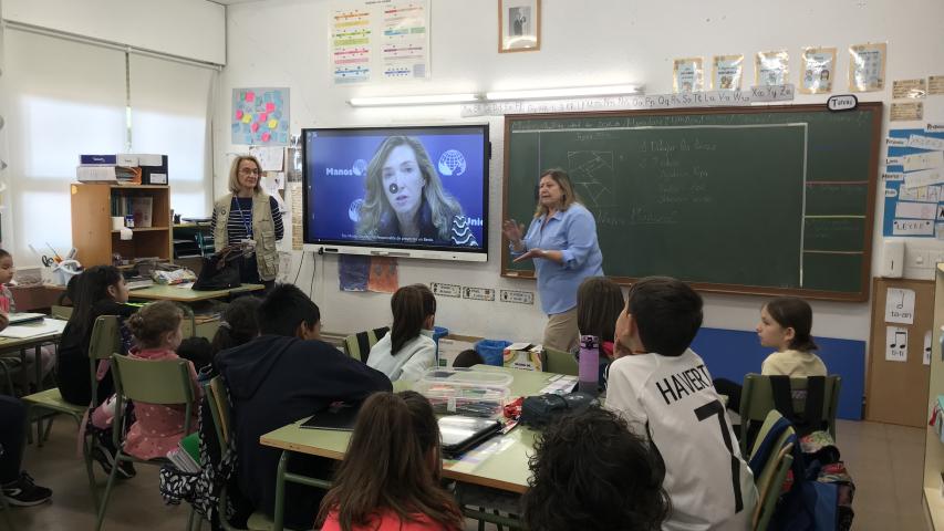 Visita colegio Espinosa de Henares. Elena Garvía y Pilar Simón de Manos Unidas