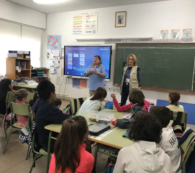 Visita colegio Espinosa de Henares. Elena Garvía y Pilar Simón de Manos Unidas