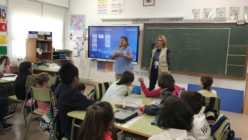 Visita colegio Espinosa de Henares. Elena Garvía y Pilar Simón de Manos Unidas
