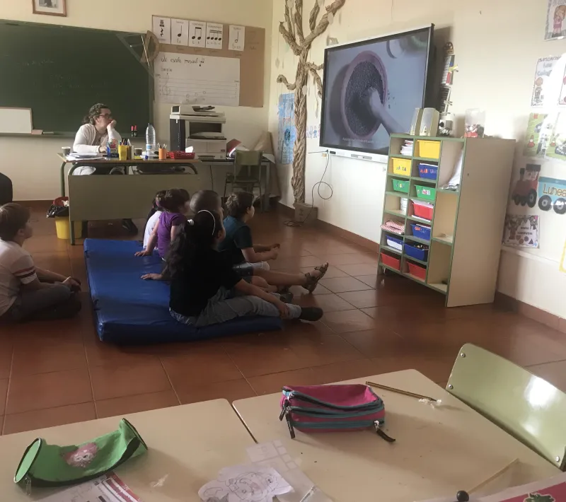 Visita colegio Carrascosa. Visualizando el vídeo de la campaña.
