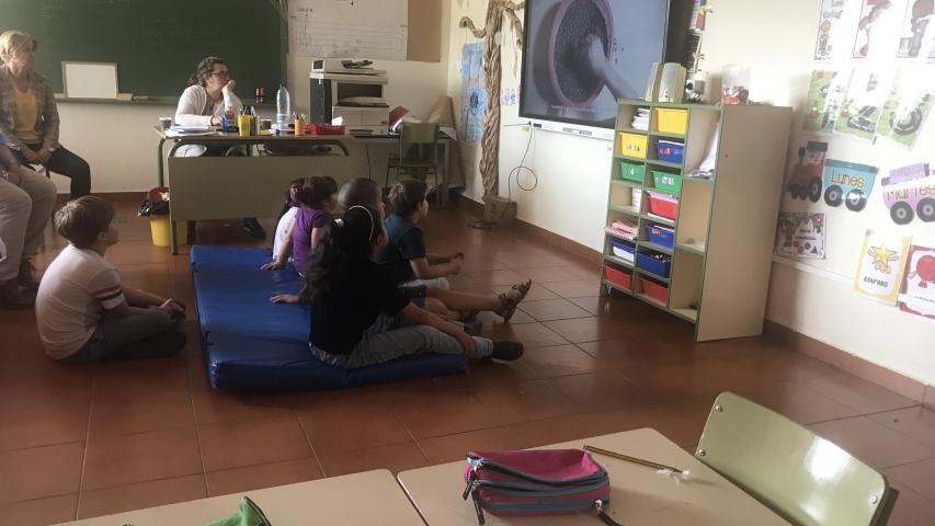 Visita colegio Carrascosa. Visualizando el vídeo de la campaña.