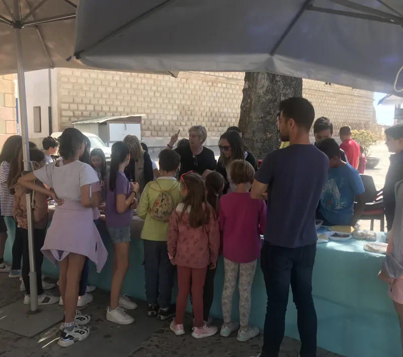 Plaza Mayor de Cogolludo. Colocando los pinchos.