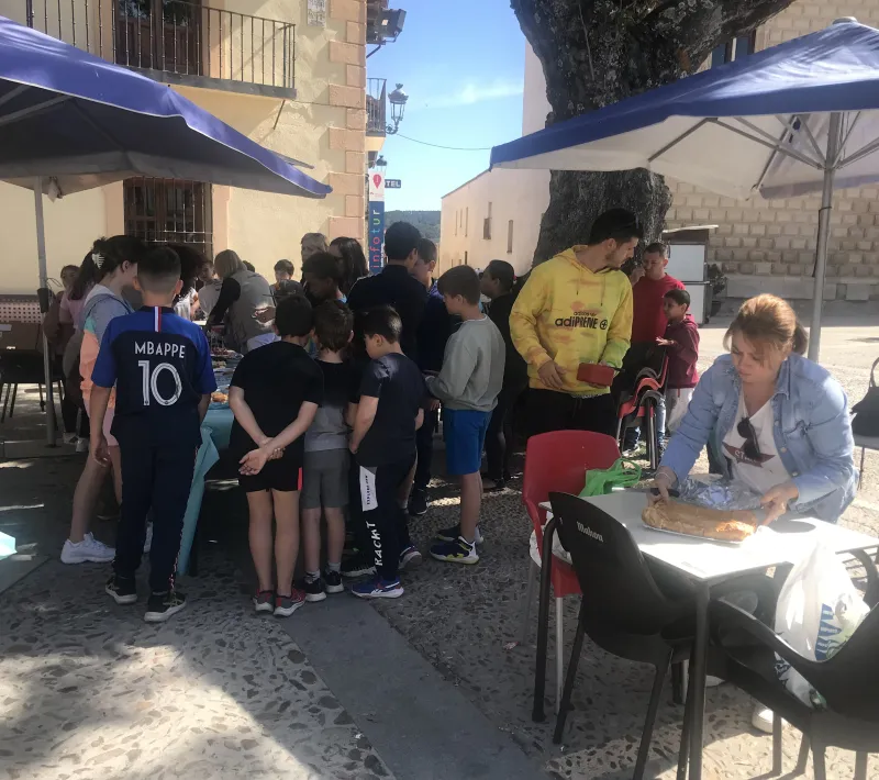 Plaza Mayor de Cogolludo. Colocando los pinchos.